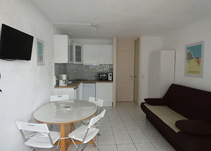 Appartement Avec Piscine, Loggia Et Parking A 150m De La Plage, - Fr-1-328-123 *